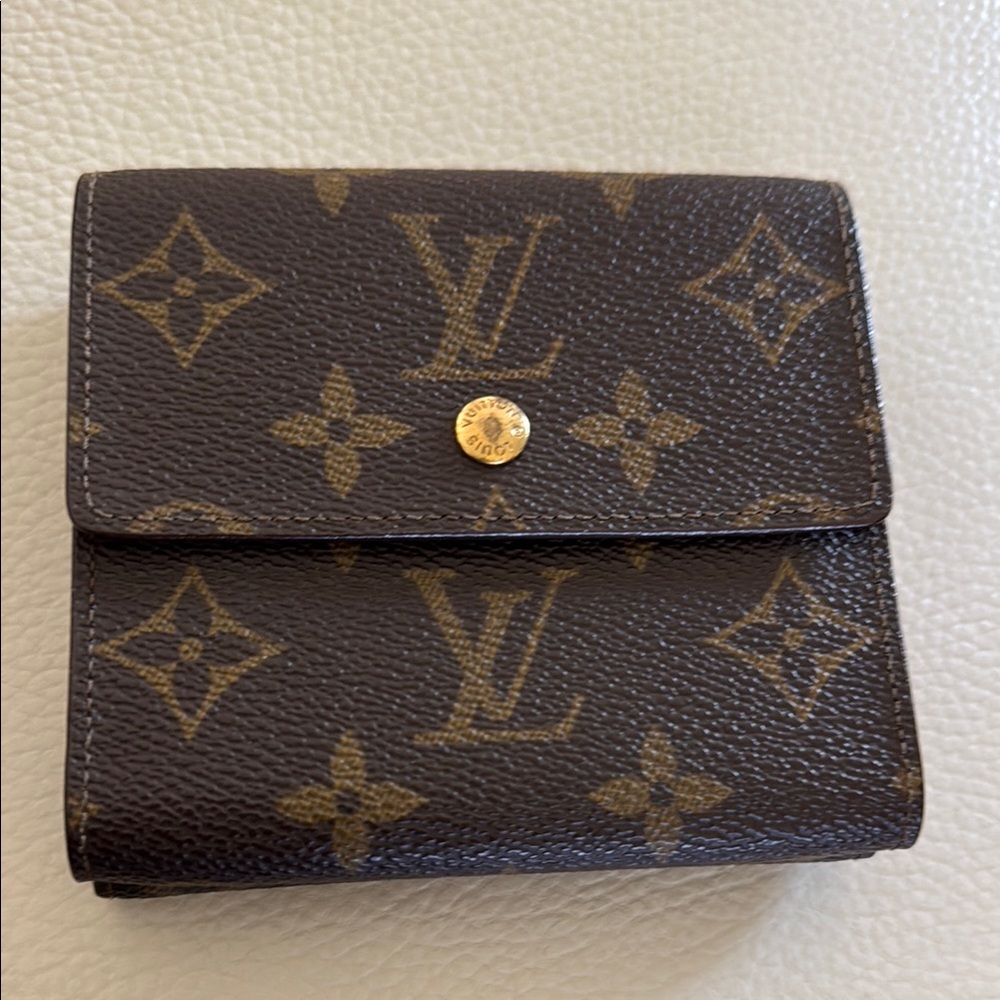 Authentic Elise Wallet!
Good condition all around!!!